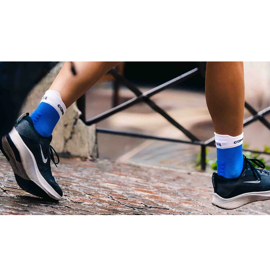 Compressport Pro Racing V4.0 Run High Socks - Blue / White - Image 7