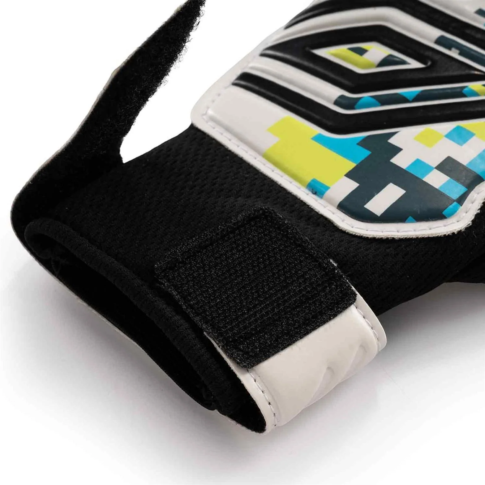 Umbro Formation IV Kids Football Goalkeeper Gloves - Image 4